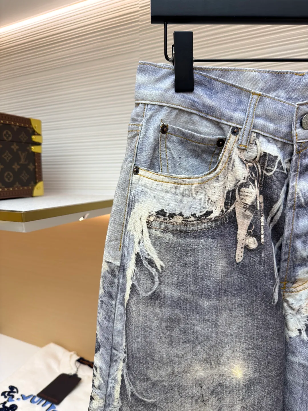 Acne Studios Destroy Illusion Print Jeans ●Item No.: 1681535-A85 ●Material: Denim Fabric ●Technology: 3D Printing ●Color: Distressed Blue ●Version: Loose Fit ●Weight: About 700g ●Size: XS-S-M-L-XL-XXL ●Description: The denim damage texture and knife damage on the surface are all presented by the printing process, which is very realistic. It is printed using customized 360G pure cotton off-white pique cloth. The fabric is delicate and red, with seasonal trompe l'oeil visual printing. Inkjet pigments and dirty mineral tones are used, and the layout is laser cut. Each piece is separated efficiently and accurately, and is then hand-ironed, cut and sewn. The waist and trousers pattern data are synchronized and restored to be consistent. The overall pattern fits the Asian figure better than the previous baggy, with just the right foot circumference but not easy to step on the heel. The 3D cold transfer printing process is used to ensure that the denim fabric is It has the same texture and feel as traditional denim. We use 3D printing technology to restore the original color saturation and accurately control the thickness and texture of the denim fabric. We use an advanced 3D printer to print the denim fabric layer by layer until the entire part is completed. Each piece is cut into high-definition pieces using laser cutting through typesetting. Accurate separation, after ironing, cutting, sewing and other processes, the parts are assembled into a complete denim item. The whole piece is cut and then accurately printed and sewn on each side. Every part is accurate to the millimeter level. The overall line of the landmark product is straight and delicate, the fabric is comfortable and soft, and the color is consistent without color difference. It can be matched with the same style to create a fashionable look, and can be used in various occasions. Customized accessories, complete with three standards, same style for men and women!
